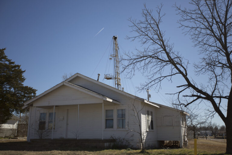 A new fracking rig operates behind a house Feb. 10, 2016 in an Oklahoma City, Oklahoma neighborhood. Credit: J Pat Carter/Getty Images