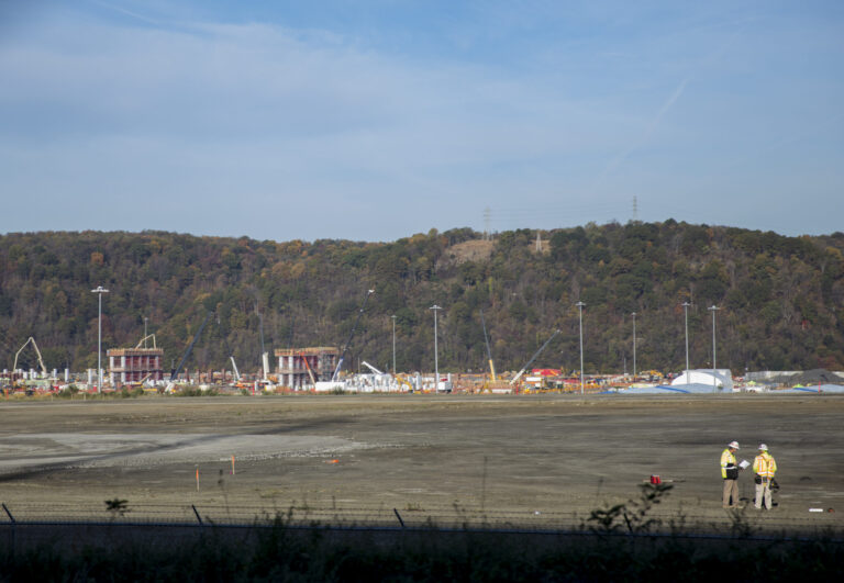 A view of Shell Chemical's new multi billion-dollar ethane cracker plant processing plant across the Allegheny River can be seen under construction Oct. 27, 2017 in Monaca, Pennsylvania. Credit: Robert Nickelsberg/Getty Images
