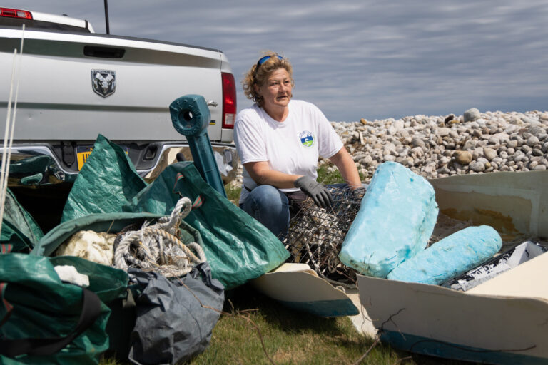 Le « Sisyphe des déchets » se bat pour nettoyer les vagues incessantes de plastique des plages d'une île de New York