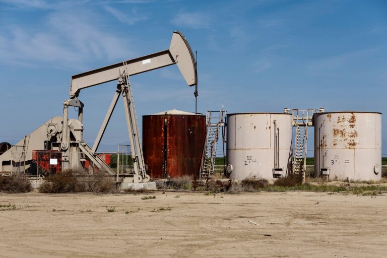 An orphan oil well, for which no one is taking legal or financial responsibility, sits abandoned in Kern County outside of Bakersfield, California on Tuesday, April 6, 2020. Credit: David Walter Banks for The Washington Post via Getty Images
