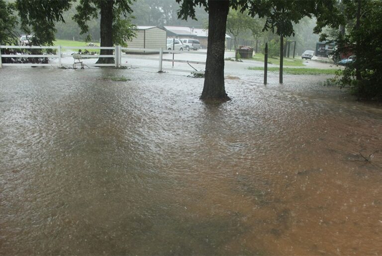 En proie aux inondations et maintenue dans l'obscurité, une communauté noire de l'Alabama se tourne vers un héros local pour obtenir de l'aide