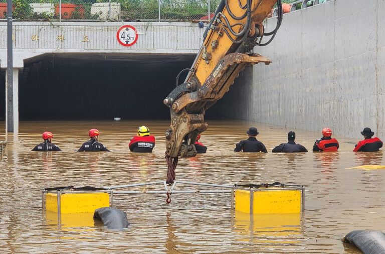 Le monde est sous le choc de la chaleur record et des inondations.  Les scientifiques disent que c'est le coût de l'inaction climatique
