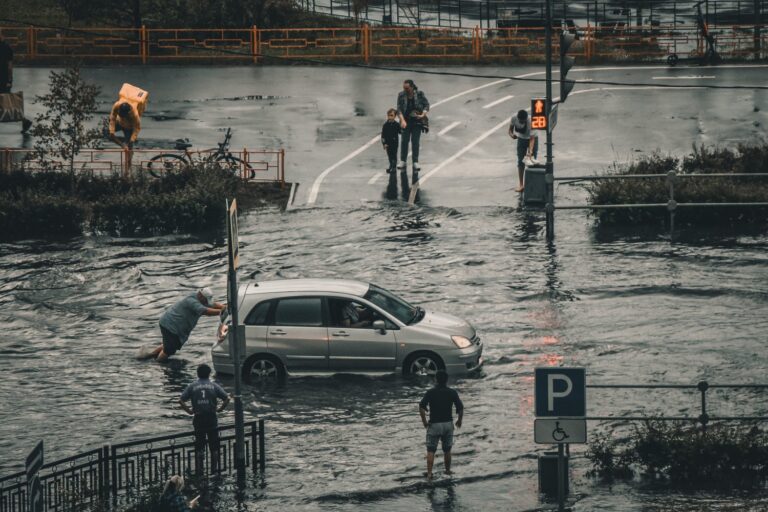 L'état d'urgence déclaré en Nouvelle-Écosse à la suite d'une grave inondation, les autorités recherchent des personnes disparues