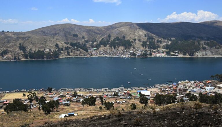 BOLIVIA-TOURISM-LIFESTYLE-ZIPLINE