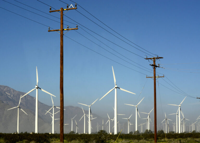 La Californie et New York pourraient manquer leurs objectifs climatiques de 2030.  La réforme des autorisations pourrait-elle aider ?