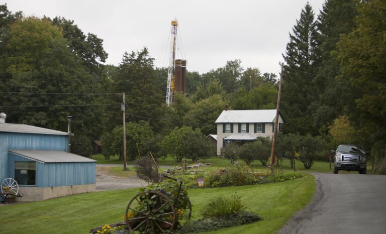 A home in Calvert, Pa., with a nearby derrick drilling for natural gas. Credit: Robert Nickelsberg/Getty Images.