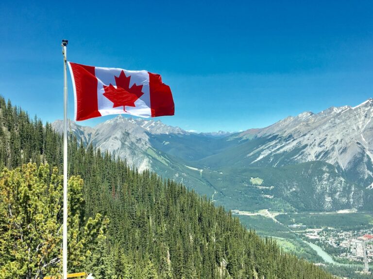 Un feu de forêt incontrôlable passe des États-Unis au Canada ;  Plus de 2 000 alertes sous évacuation