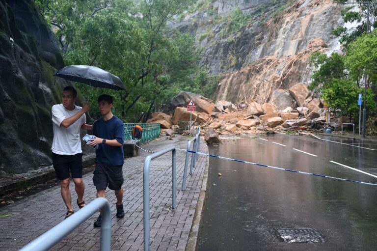 Hong Kong a été frappée par des pluies torrentielles pendant 140 ans, entraînant la fermeture d'écoles et des rues inondées