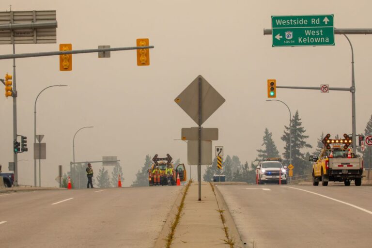 Incendies de forêt au Canada : les résidents touchés sont évacués en Colombie-Britannique en raison d'incendies qui font rage