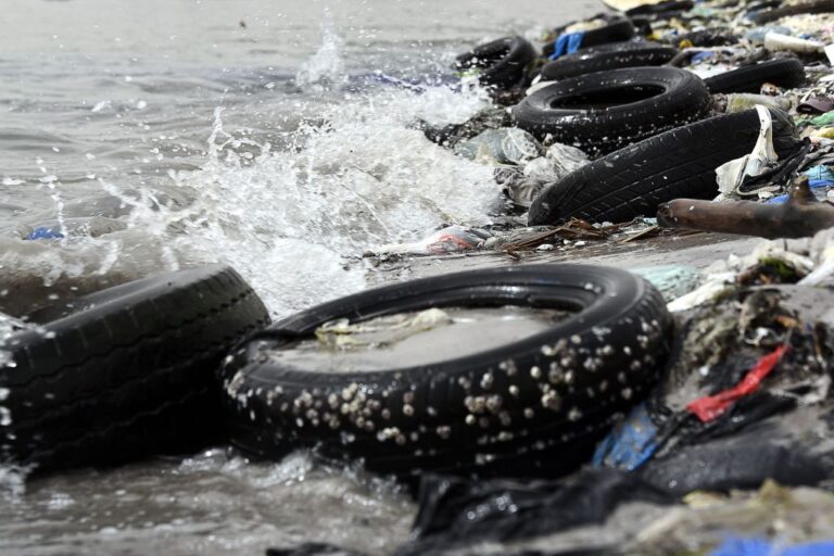 3000 Tires Pulled Out of Philadelphia River in Cleaning Project
