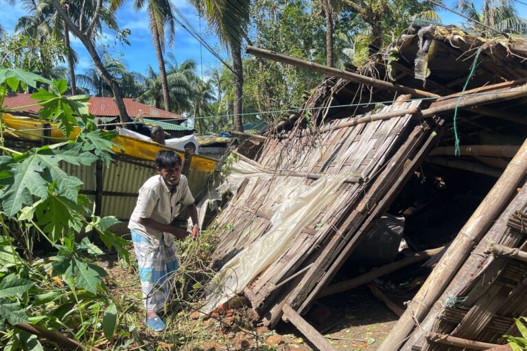 Bangladesh : le cyclone Hamoon fait 3 morts et plus de 275 000 personnes restent dans des abris d'urgence