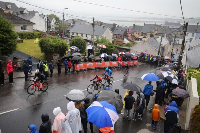 L'alerte rouge en Irlande est déclenchée alors que la tempête Babet inonde les routes et les maisons