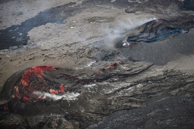 L'altération des roches naturelles libère du carbone, tout comme les volcans, et a un impact sur le changement climatique