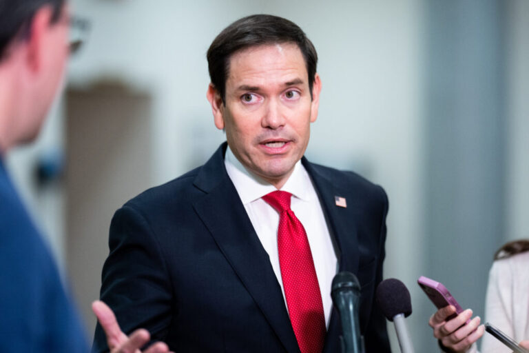 Rubio vise la démarche d'efficacité énergétique de Biden, en utilisant un avenant au budget militaire
