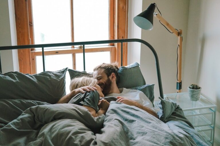 homme embrassant une femme sur le front