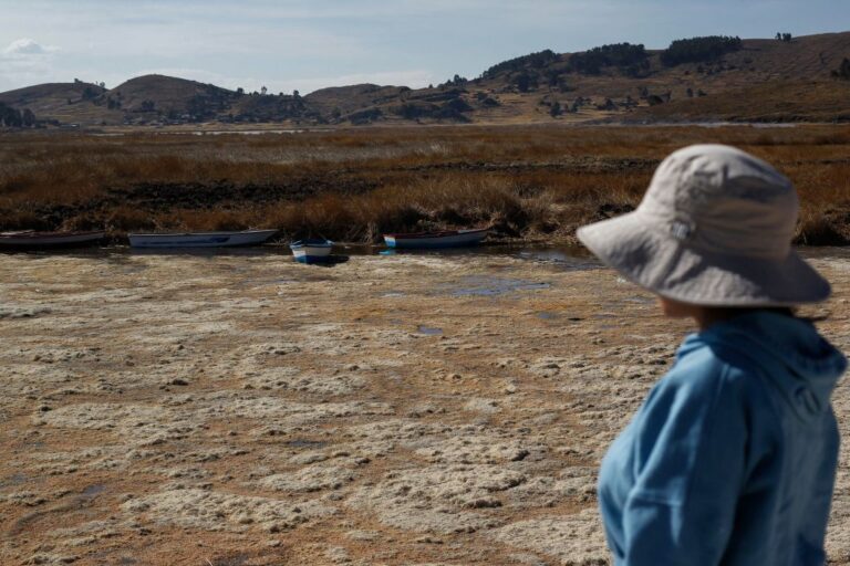 Les eaux du lac Titicaca ont fortement diminué, laissant les peuples autochtones en difficulté
