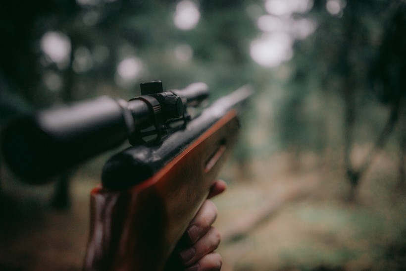 photographie de mise au point sélective d'un fusil de chasse marron