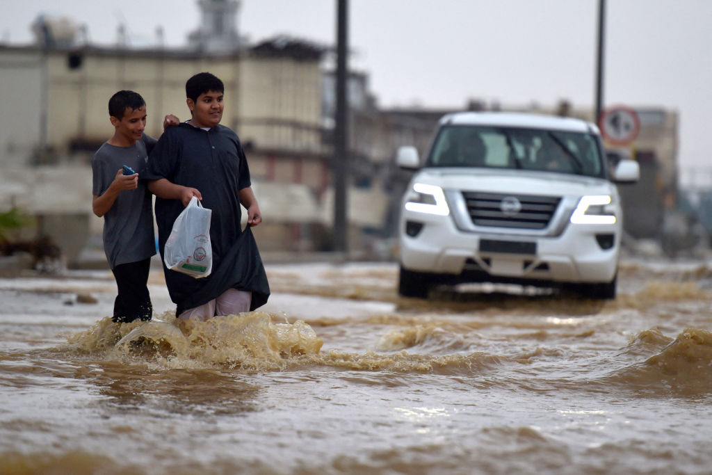 De fortes pluies et des tempêtes de grêle ont frappé une grande partie de l'Arabie Saoudite, provoquant des inondations