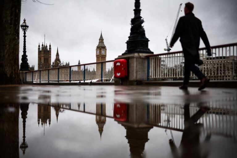 BRITAIN-WEATHER-TOURISM-LIFESTYLE