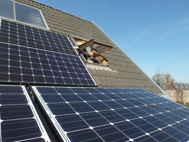 Les aides disponibles pour installer les panneaux solaires