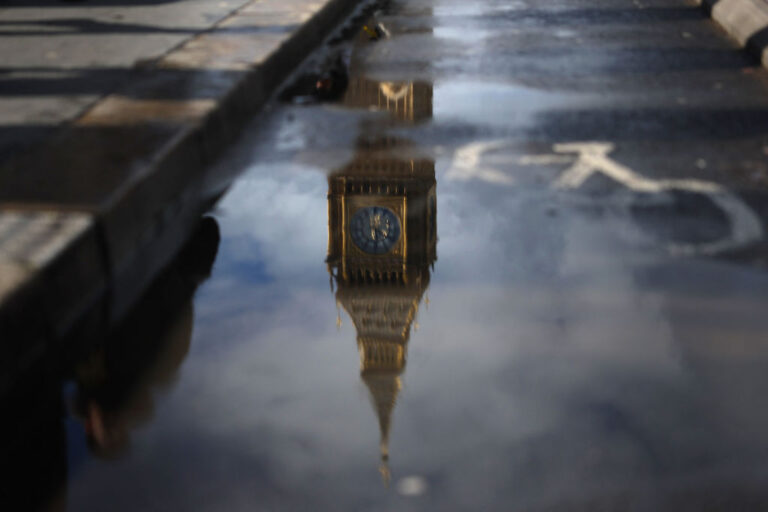 BRITAIN-WEATHER-TOURISM-LIFESTYLE