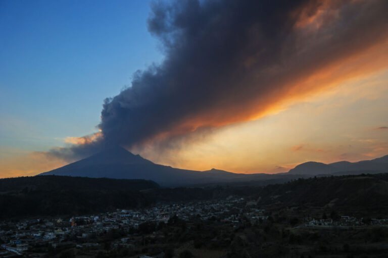 Le volcan Popocatépetl au Mexique entre en éruption 13 fois, obligeant les vols à être cloués au sol