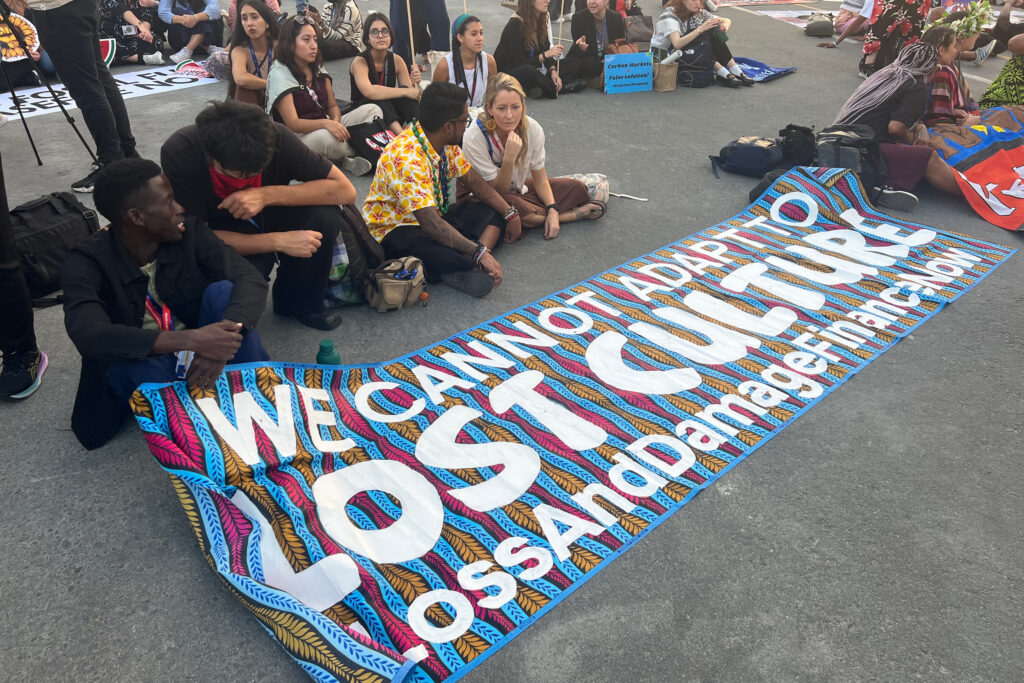 Lors de la COP28 à Dubaï, des militants de la société civile ont appelé les pays à augmenter leur financement pour aider à couvrir le coût des pertes et dommages liés au climat, y compris les biens culturels irremplaçables. Crédit : Bob Berwyn/Pacte Climat