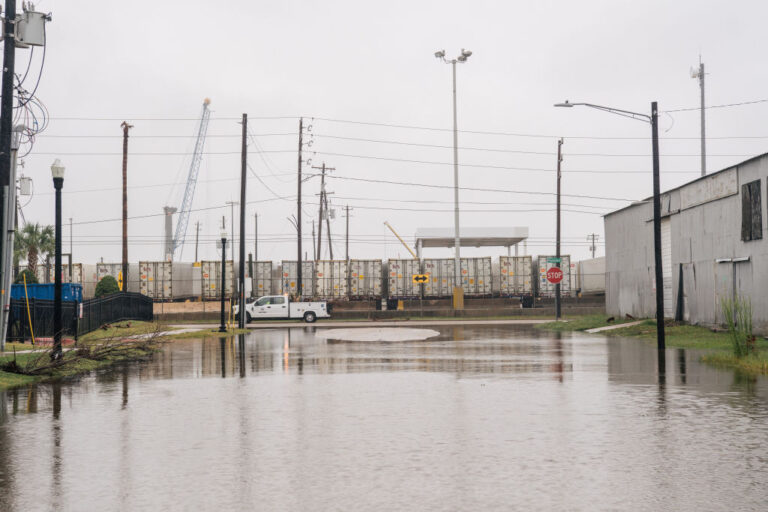 Mise à jour météo au Texas : routes fermées, maisons submergées à cause de fortes pluies, entraînant des inondations