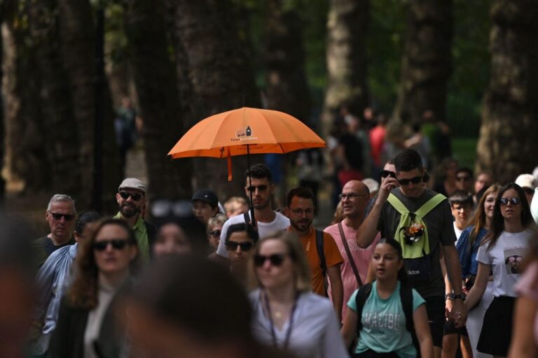 BRITAIN-WEATHER-HEAT