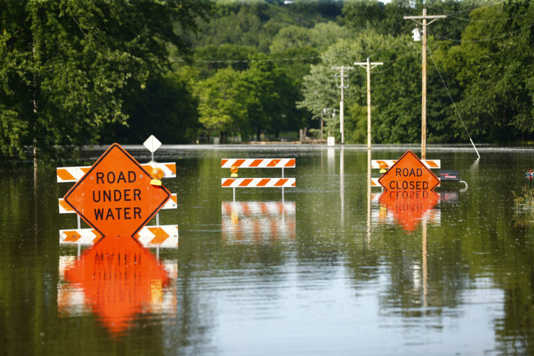 Les inondations et les vagues de chaleur généralisées dans le Midwest mettent à mal les systèmes de transport américains
