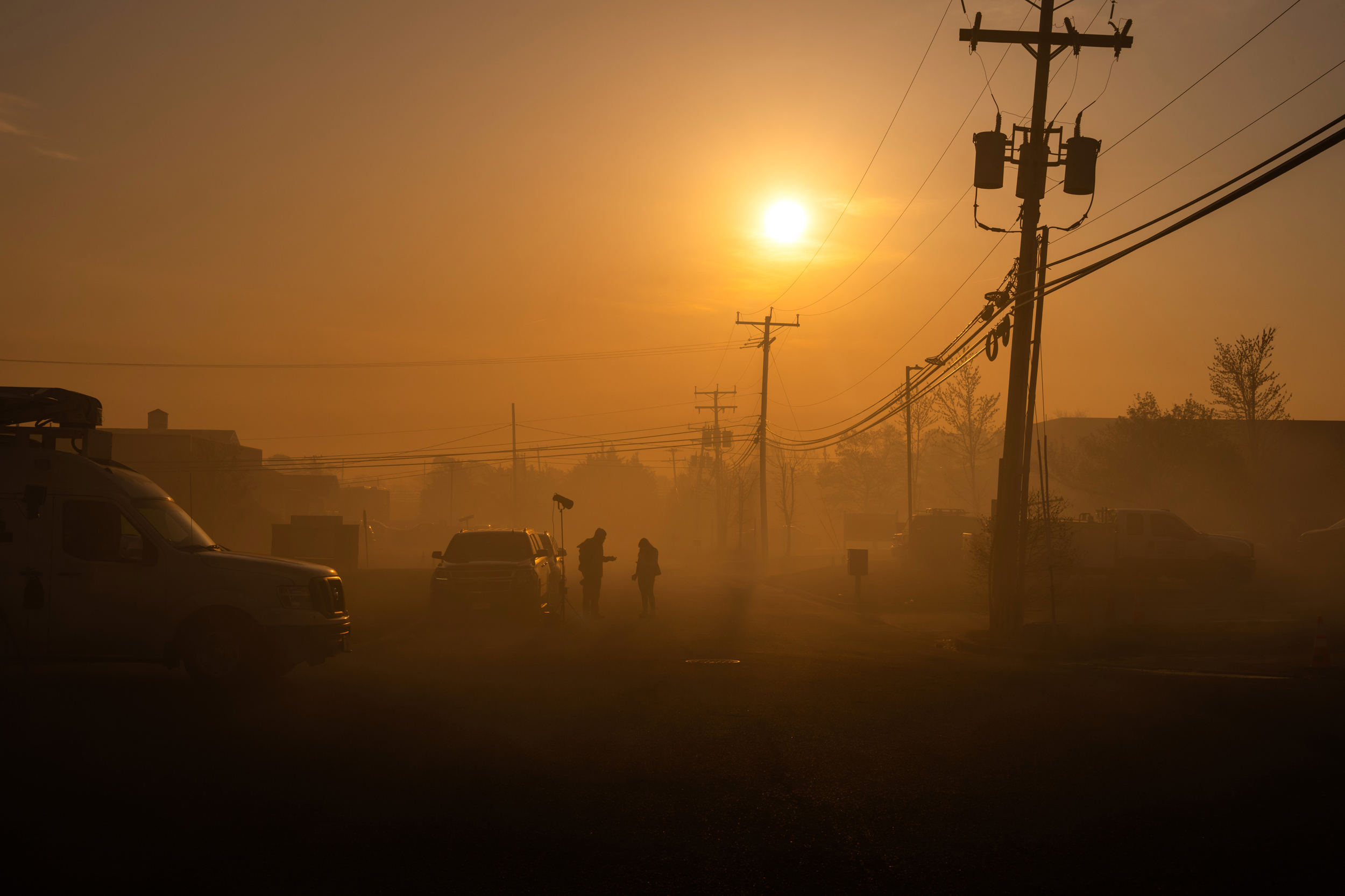 Une équipe de télévision est enveloppée par la fumée de l'incendie de Jones Road le 24 avril à Forked River, dans le New Jersey. Crédit : Adam Gray/Getty Images