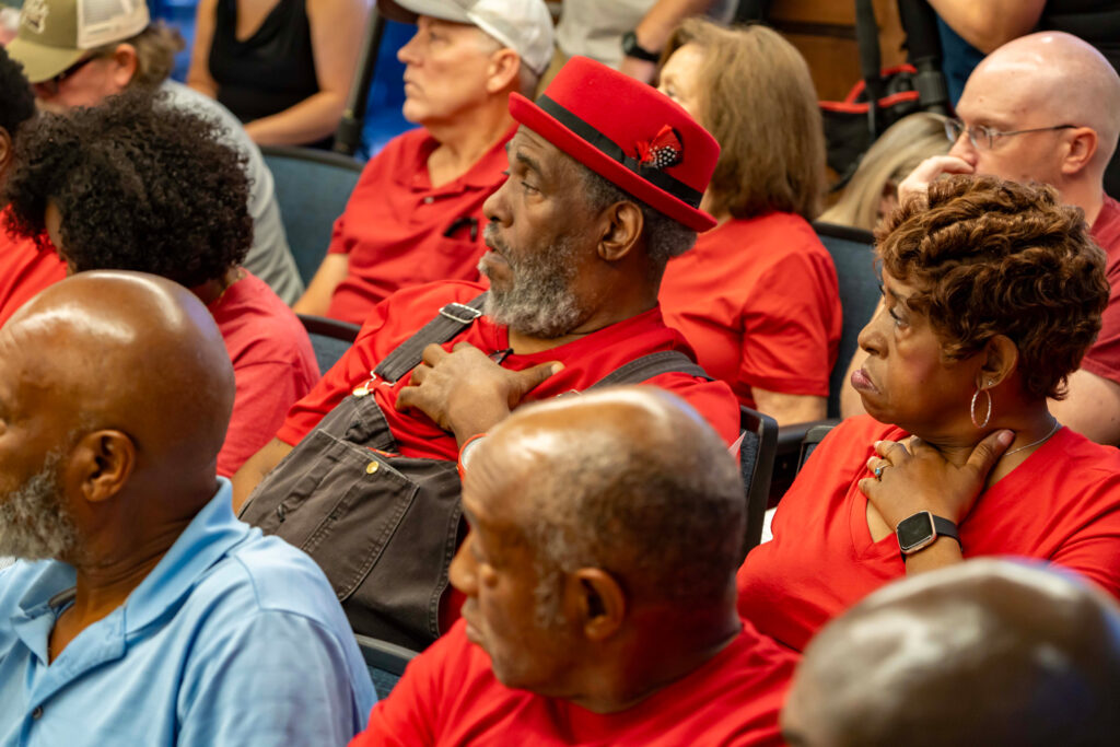 Les résidents de Bessemer portent du rouge pour montrer leur opposition au centre de données proposé lors d'une réunion de juillet. Crédit: Lee Hedgepeth / Pacte Climat