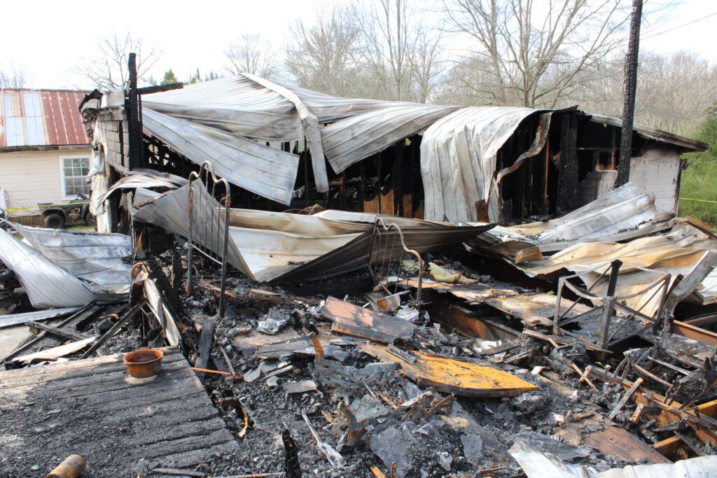 Les restes d'une explosion mortelle dans une maison au-dessus de la mine d'Oak Grove en mars 2024. Crédit : avec l'aimable autorisation du bureau du prévôt des incendies de l'Alabama.