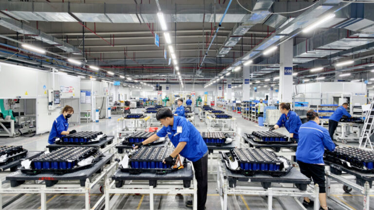 Les investissements mondiaux dans la transition énergétique ont augmenté en 2025 malgré des obstacles majeurs ; Voici les chiffres