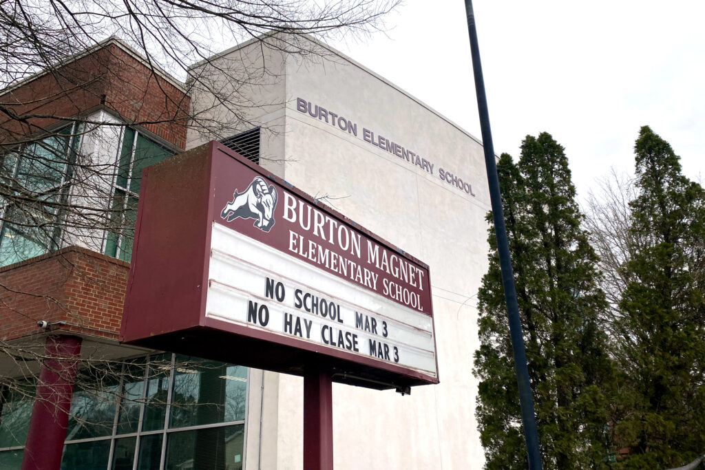 L'école primaire Burton, dans l'est de Durham, se trouve à seulement un tiers de mile de l'usine de Brenntag. Le ruisseau contaminé coule derrière l'école. Crédit : Lisa Sorg/Pacte Climat