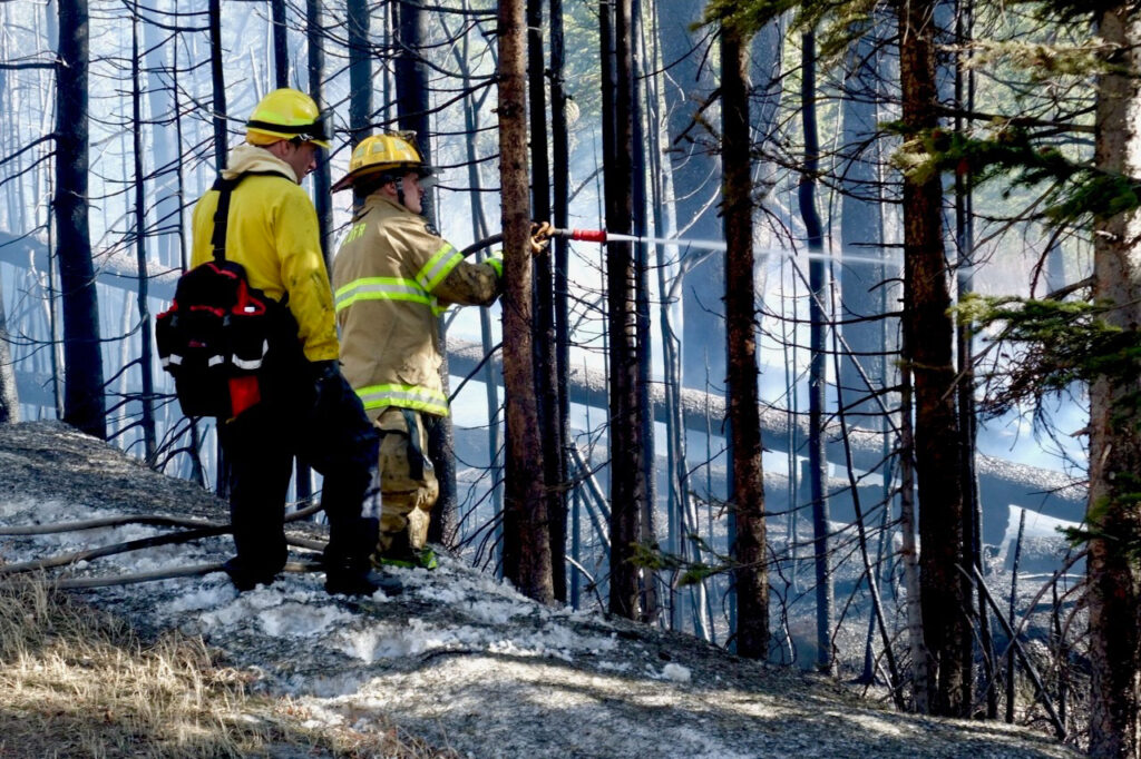 Les saisons des incendies de forêt commencent plus tôt et durent plus longtemps, mettant à rude épreuve les ressources de lutte contre les incendies et menaçant la faune sauvage et les réserves d’eau. Crédit : Bob Berwyn/Pacte Climat