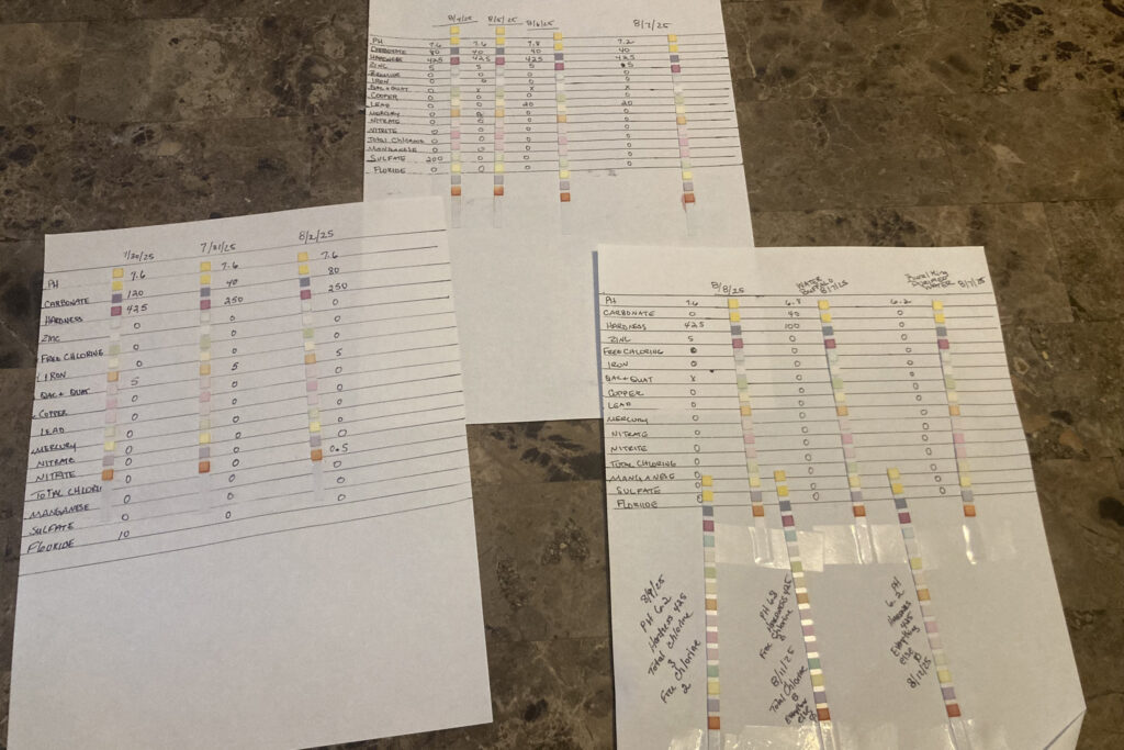 Stacey Greer a testé l'eau de son robinet à Cadiz, Ohio, pour détecter le pH et les contaminants. Crédit : Julie Grant/Le Front Allegheny