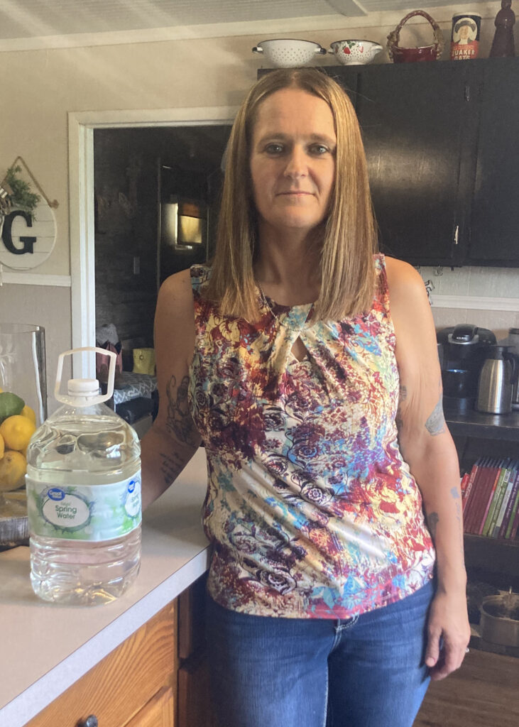 Tonya Shockey a dû faire bouillir de l'eau sur la cuisinière pour la nettoyer pour le bain de ses enfants en raison de problèmes de santé. Crédit : Julie Grant/Le Front Allegheny
