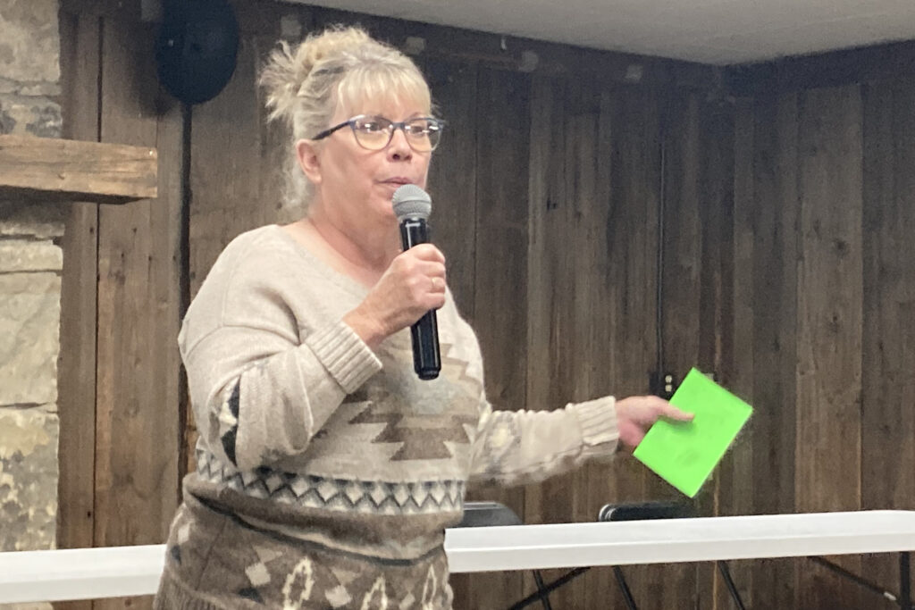 Randi Pokladnik s'exprime lors de la réunion publique de novembre sur les problèmes d'eau à Cadix, le 1er novembre 2025. Crédit : Julie Grant /Le Front Allegheny