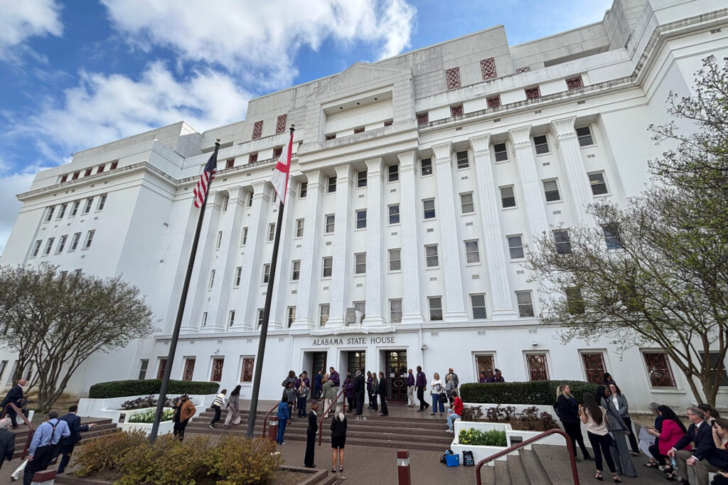 Les foules se rassemblent devant l'Alabama State House à Montgomery, en Alabama. Le bâtiment abrite des bureaux et des salles de réunion pour l'Assemblée législative de l'Alabama. Crédit : Dennis Pillion/Pacte Climat