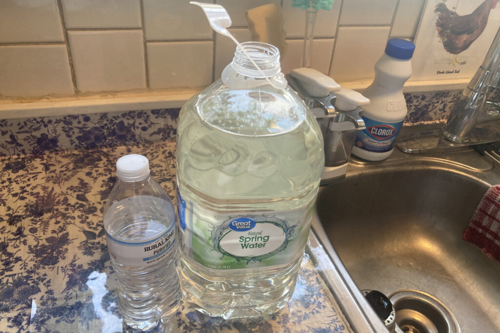 Une teinte jaune peut être vue dans l'eau de la cuisine de Stacey Greer le 14 août 2025. Crédit : Julie Grant/The Allegheny Front