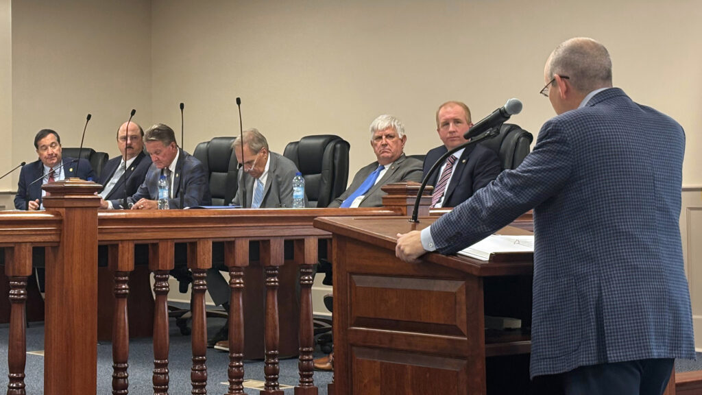 Le sénateur Clyde Chambliss présente son projet de loi au comité sénatorial de l'Alabama sur la responsabilité fiscale et le développement économique. Crédit : Dennis Pillion/Pacte Climat