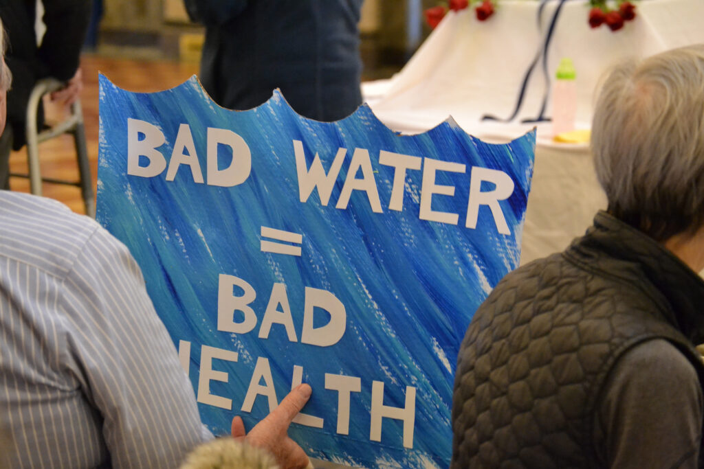 Une campagne « Notre eau, notre santé ! » le rassemblement au Capitole de l'État de l'Iowa en février comprenait une veillée pour les proches décédés à cause du cancer. Crédit : Anika Jane Beamer/Pacte Climat