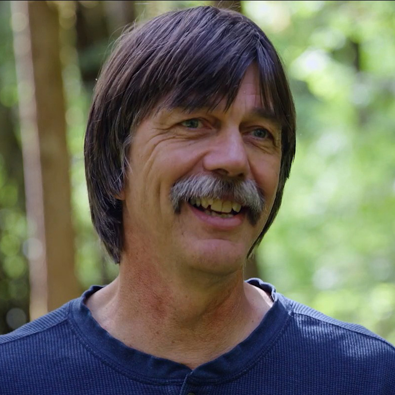 Timothy Ingalsbee est un écologiste principal chargé des incendies de forêt. Crédit : Avec l'aimable autorisation des Pompiers Unis pour la sécurité, l'éthique et l'écologie