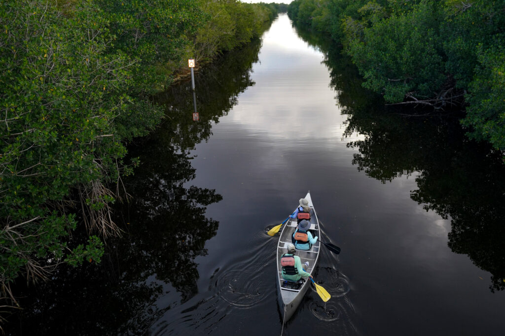 Des visiteurs naviguent sur le canal Flamingo dans le parc national des Everglades le 2 février 2023, à Homestead, en Floride. Crédit : Bonnie Jo Mount/The Washington Post via Getty Images