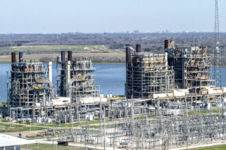 Centrales électriques au gaz naturel à la centrale électrique WA Parish à Richmond, Texas. D’autres phénomènes de ce genre sont en cours à mesure que le Texas devient l’épicentre de la production gazière américaine. Crédit : Kirk Sides/Houston Chronicle via Getty Images