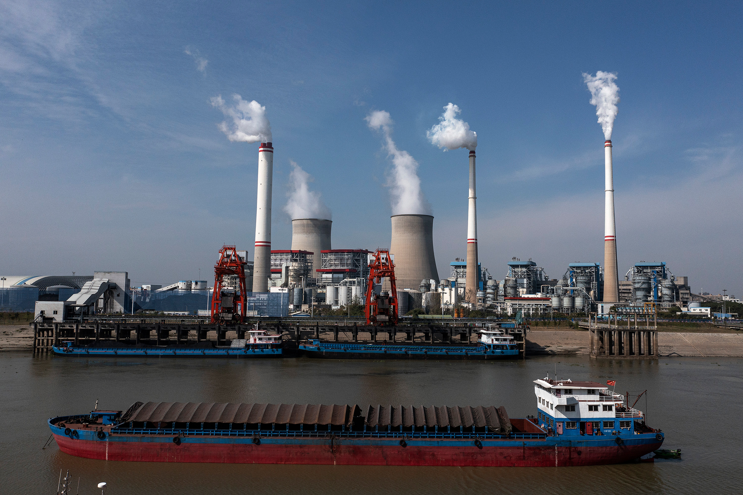 Des navires transportent du charbon pour le décharger à l'extérieur d'une centrale électrique au charbon à Hanchuan, en Chine. Crédit : Getty Images