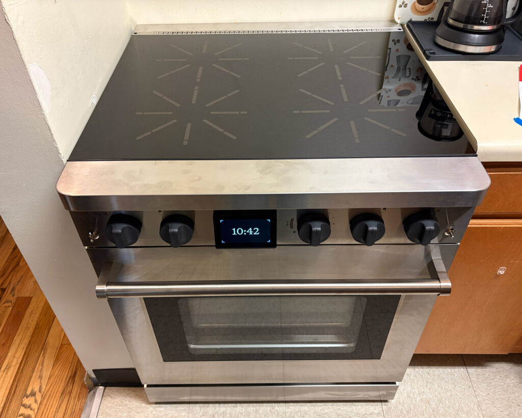Une cuisinière à induction nouvellement installée se trouve dans un appartement du Bronx. Crédit : Lauren Dalban/Pacte Climat