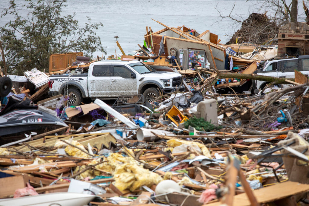 Une vue des dégâts et des débris à Union City, Michigan, le 7 mars, à la suite d'une tornade qui a frappé plusieurs villes du sud-ouest rural du Michigan. Crédit : Bill Pugliano/Getty Images