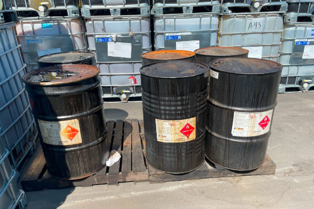 Les inspecteurs de l'État ont découvert des fuites dans des fûts de produits chimiques à l'usine Brenntag de Durham en septembre dernier. C'était la troisième fois que les inspecteurs découvraient que des produits chimiques n'étaient pas entreposés de manière inappropriée. Crédit : Département de la qualité de l'environnement de Caroline du Nord